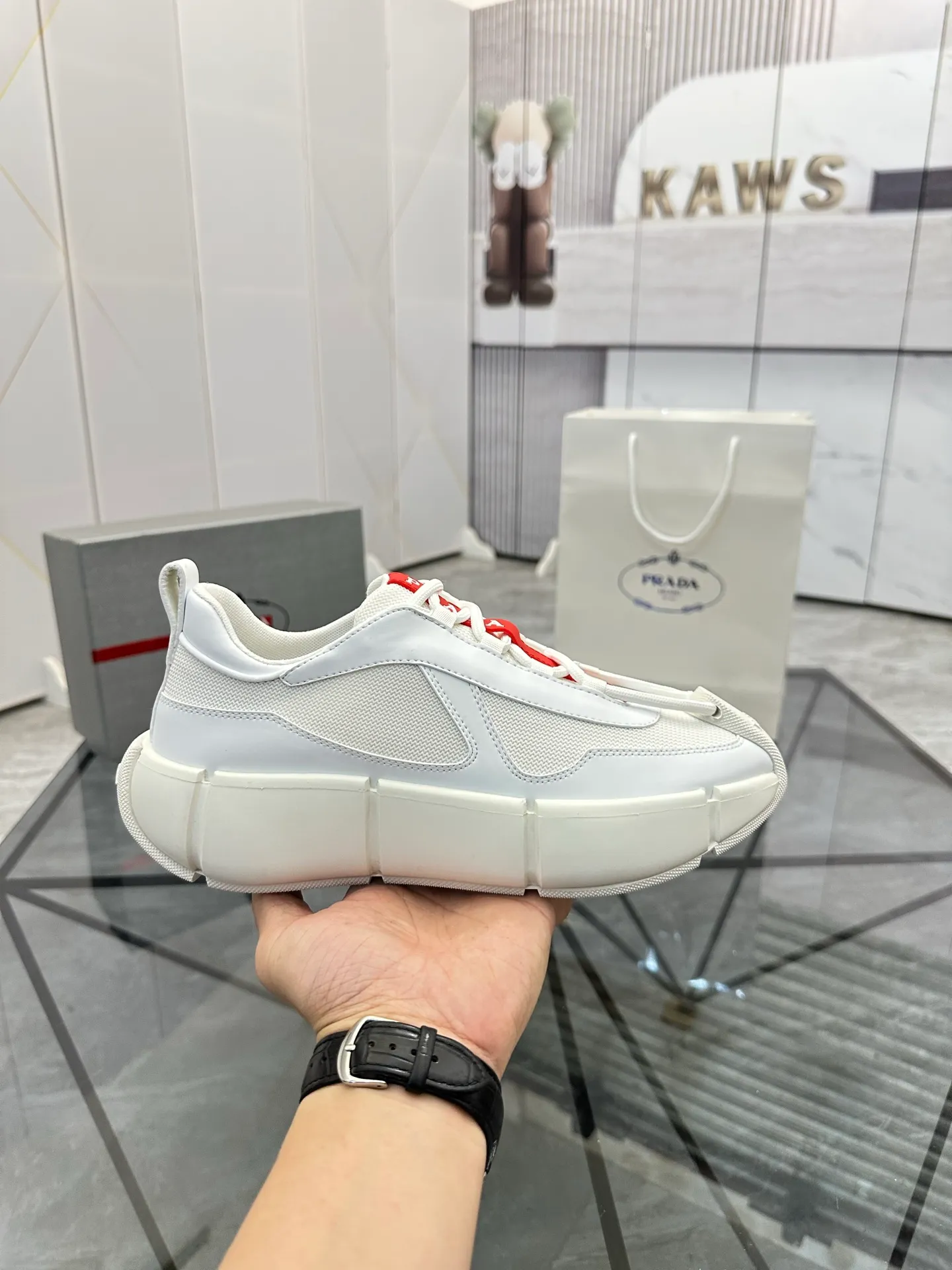 Men's shoes: 💰P540¥ High-end top quality Product trademark: Prada *"Prada*" low-top casual shoes Regular size: 38-45 (can be customized to 46) Product materials: imported first-layer cowhide leather splicing breathable mesh upper, breathable lining, cowhide foot pads, original ultra-light foam outsole. No.: 001